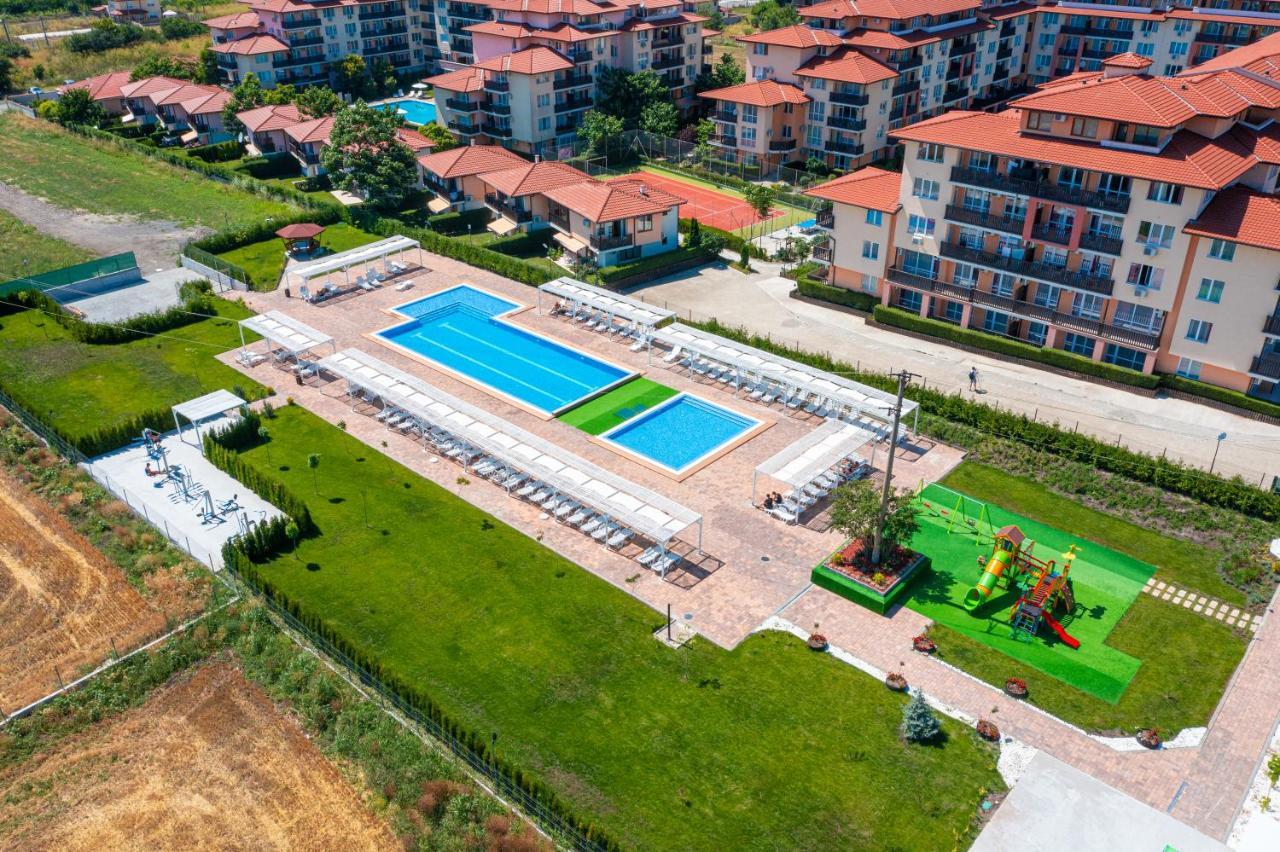 Apartcomplex Chateau 아헬로이 외부 사진